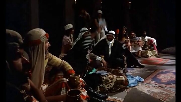 Mwanamume mwenye masharubu alimlawiti binti mrembo wa rafiki yake