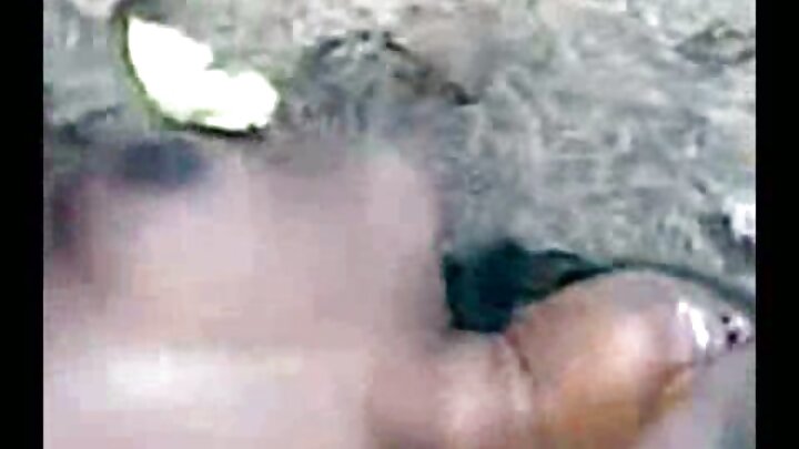 Mwanafunzi anafurahi na msichana mchafu mwenye nywele nyeusi
