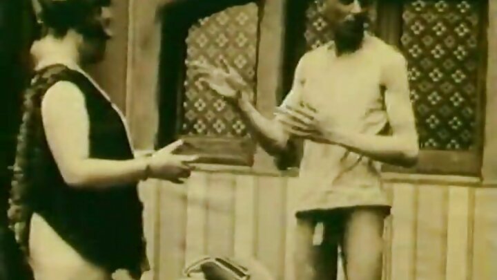 Msichana aliyevaa gauni la jioni alinaswa na wanaume wawili