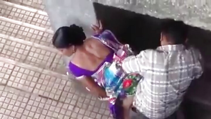 Mwanamke mweusi mtanashati anampanda uume mkubwa wa mwanaume kwa njia ya ajabu