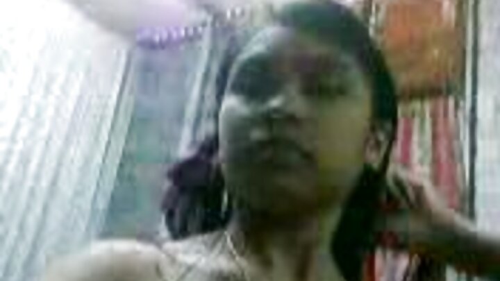 Mrembo mwenye nywele nyeusi alimsaidia mwanaume kupunguza msisimko wake.