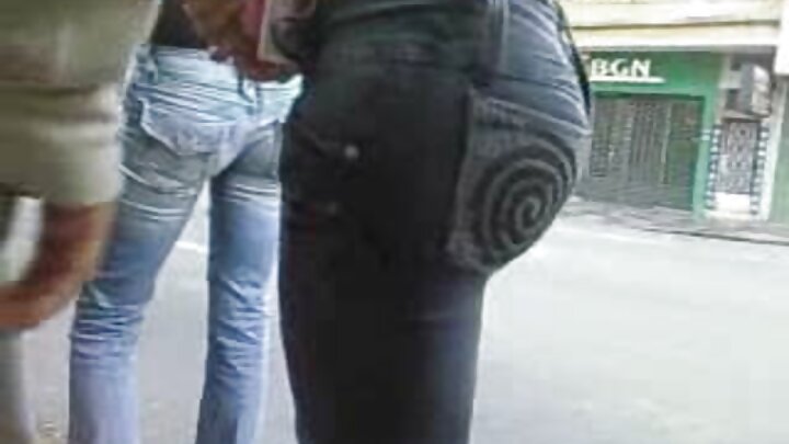Mtoto mtanashati anatongoza mpenzi wake kabla ya sherehe
