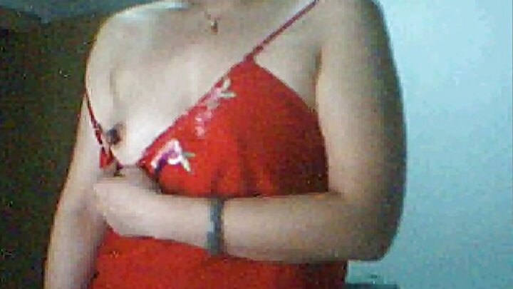 Kate Quinn mdogo anamchumbia mpenzi wake kwa upole