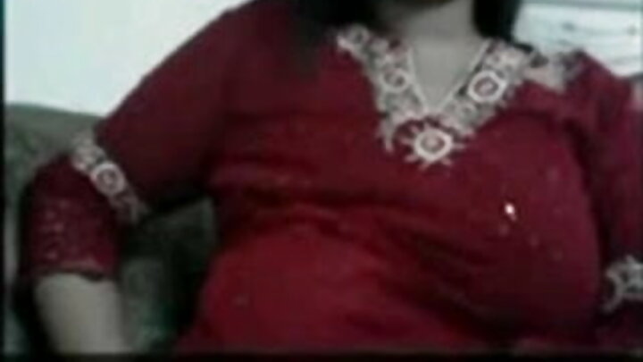 Cassie Del Isla anaswa na wanaume watatu kwa wakati mmoja