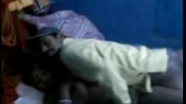 Wanawake wawili warembo wa blonde wanalala na mwanamume mweusi
