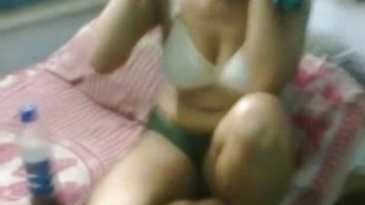 Mwanaume anakuna uume wa Kirusi mwenye nywele za blonde kwenye uume wake uliolowa