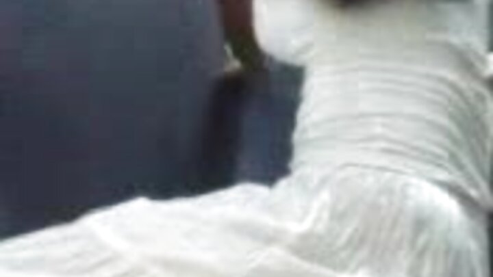Ngono ya wasagaji mwitu kati ya mpenzi wake na mjakazi wake