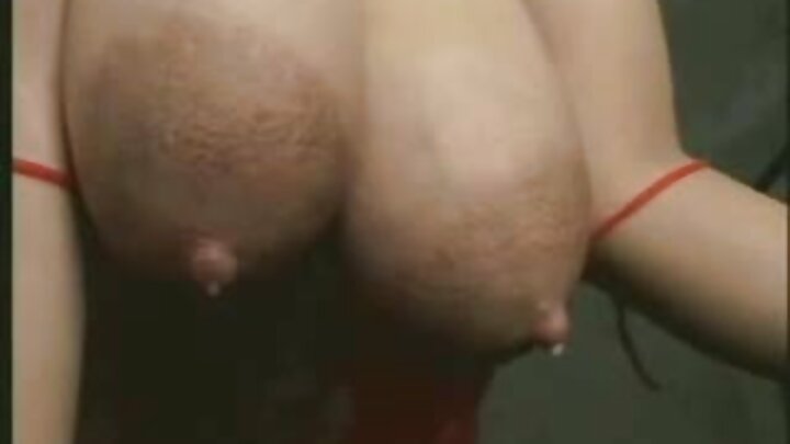 Mrembo Roxy Siner akimtongoza mwanaume katika nyumba ya mgeni