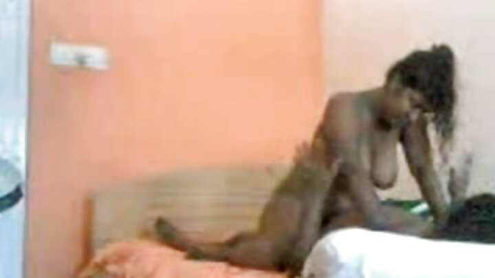 Wasichana wawili wa Kicheki kwa ajili ya mwanaume mweusi na mzungu