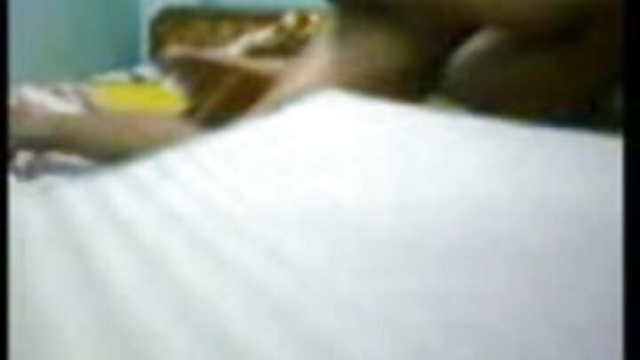 Mwanaume wa Kirusi mwenye nywele za blonde anakuna mpenzi wake