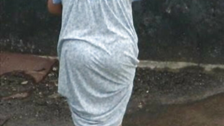 Mwanaume amtongoza mrembo mchanga kwa ukali akiwa amenyoa uume