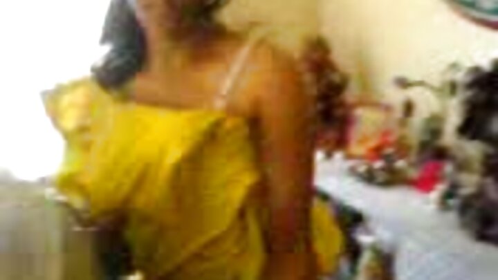 Mwanamume anamlamba mwanamke mrembo mwenye umbo la mnene