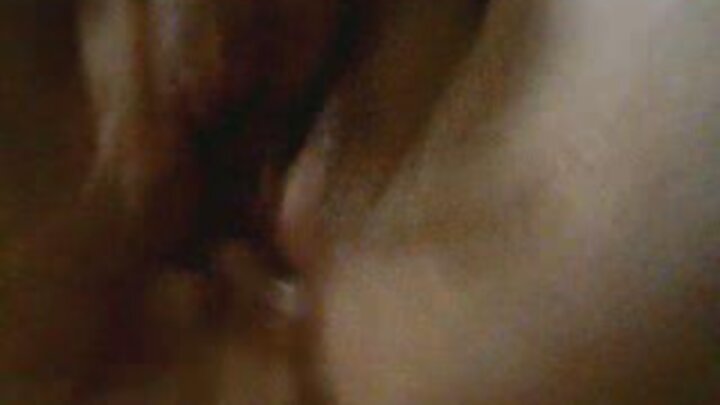 Mwanamume anamtongoza msichana mrembo akiwa amevaa uke wake wenye manyoya.