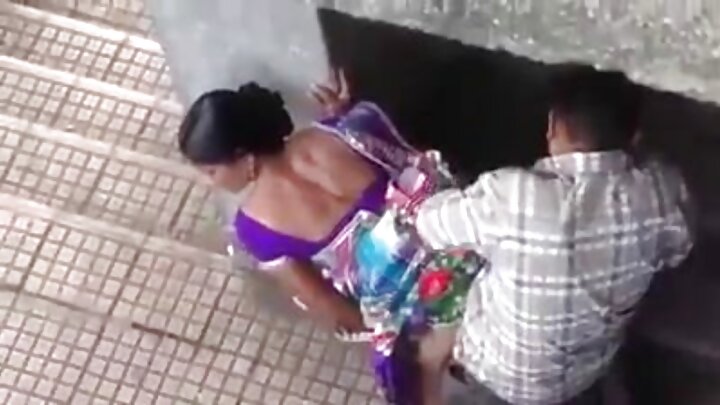 Mama mwenye uzoefu anamfundisha binti yake ngono sahihi