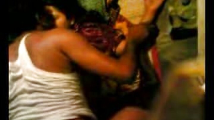 Msichana wa Urusi anampiga kaka yake wa kambo kooni kwa nguvu