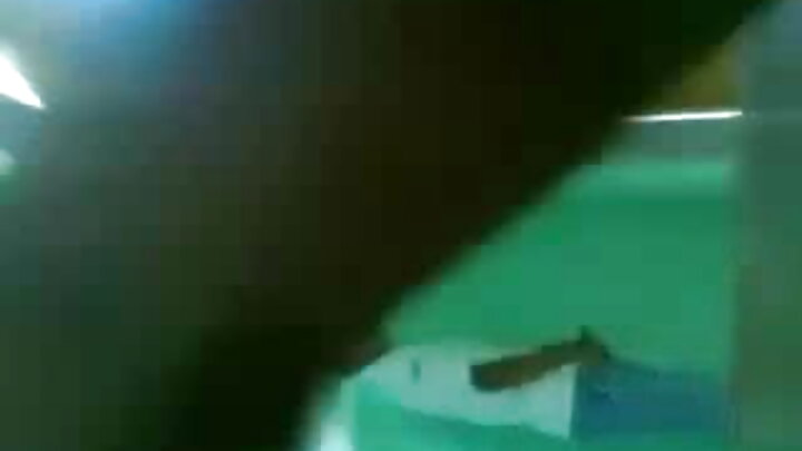 Ponografia ya wapenzi ambapo mwanaume anamlamba msichana mdogo kwenye uume