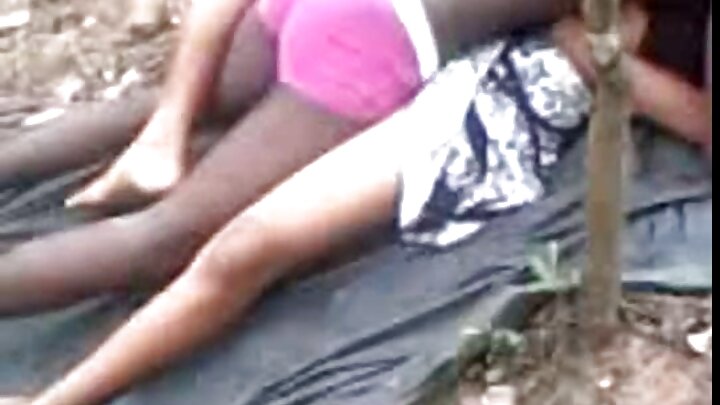 Wavulana wanamfanyia mapenzi wapenzi wao warembo pamoja