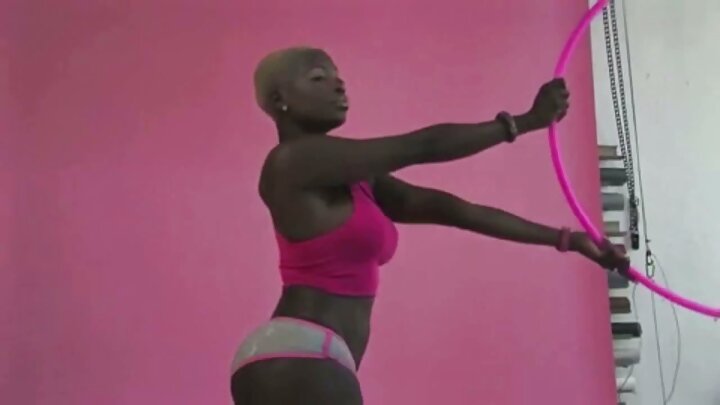 Picha ya ngono ya mdomo na uke kwa ajili ya mrembo mchanga