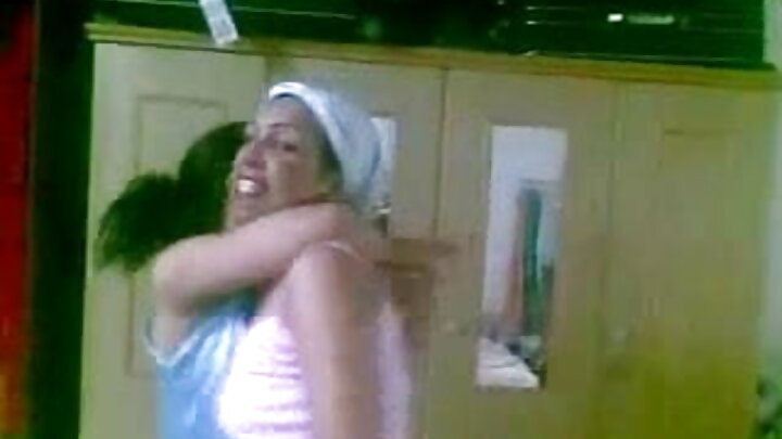 Wazee wawili wazima wanamtongoza mwanamke kijana kufanya mapenzi