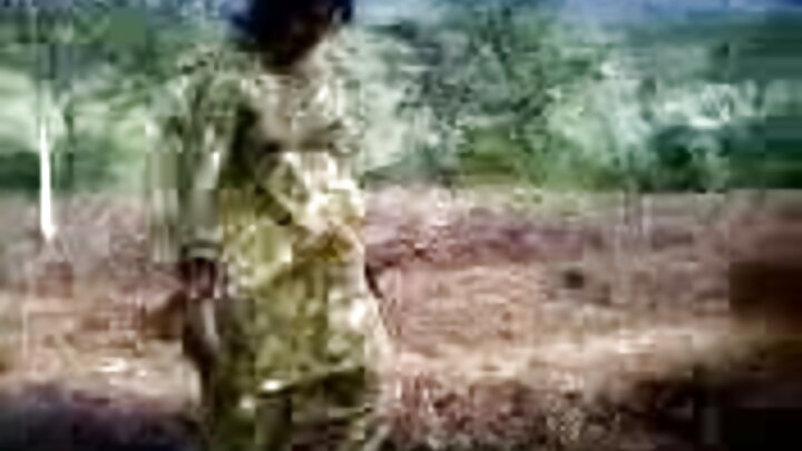 Wavulana weusi wanawachumbia wasichana wawili wadogo
