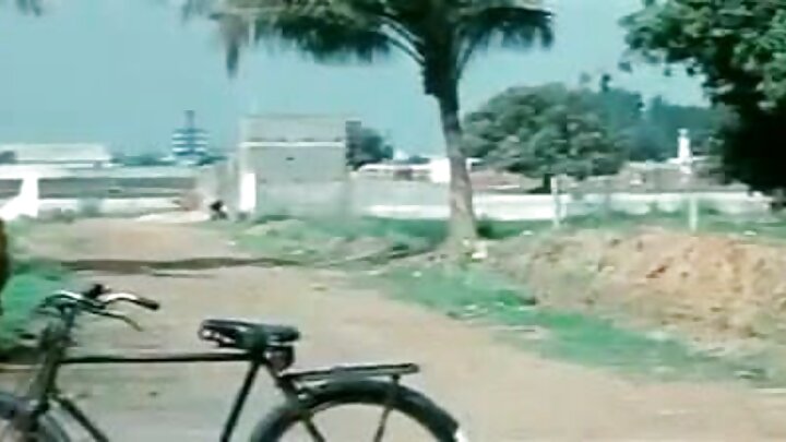 Mwanaume anamtazama mwanaume mweusi akitongoza mkewe kwa uume mrefu