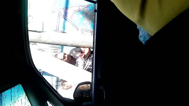 Ponografia ya Kirusi ambapo mwanamume anamlamba msichana mchanga mwenye nywele nyeusi kwenye uume