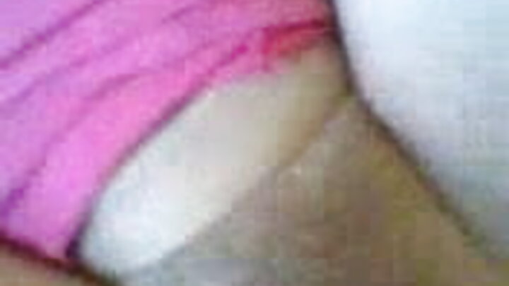 Wapenzi wawili wanamfanyia mapenzi mwanaume kwa nguvu kwenye saluni