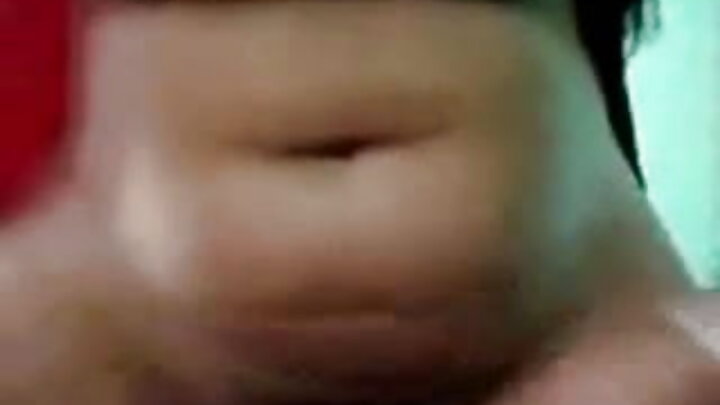 Mwanaume anamtongoza mpenzi wake na mama yake wa kambo kwa wakati mmoja