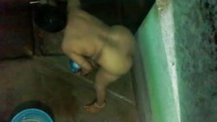 Mwanaume amlawiti msichana mzuri wa blonde kwenye matako