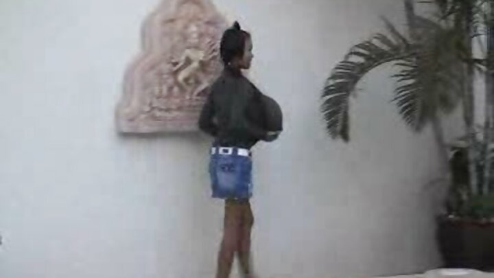 Mwanaume amlamba mrembo mwenye nywele ndefu kwenye matako yake