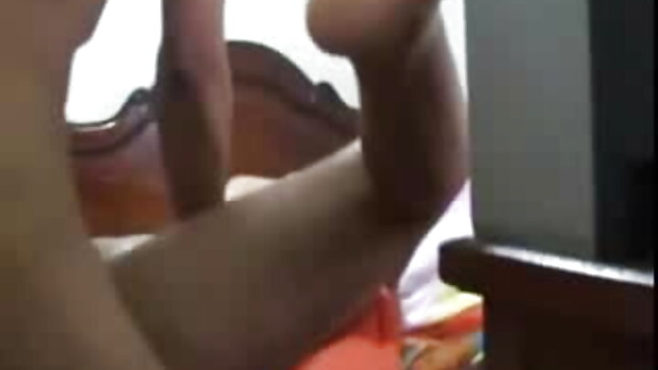 Wasichana wawili warembo wanapanda uume mnono mzuri