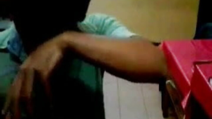 Mwanaume mwenye ndevu anamlawiti mchumba wake na mwanamke mrembo