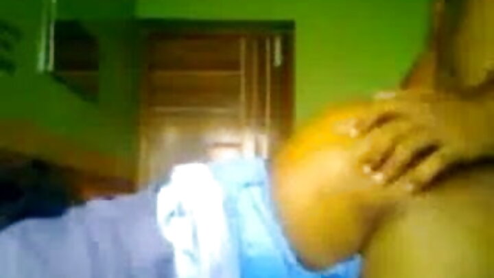 Mwanaume anamtongoza mpenzi wake wa Kilatino kitandani mwa mkewe