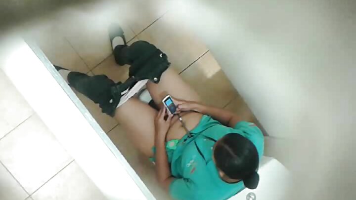 Msichana wa Urusi asiyetosheka amtongoza mwanaume kwenye uume