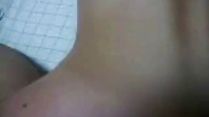 Mtu mchanga analala na bosi wake