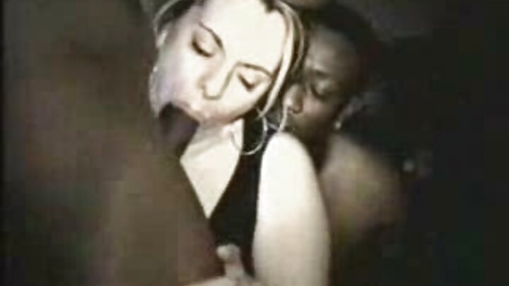 Wavulana wampiga mwanamke mwenye umbo la mviringo kwa ukali wakiwa na majogoo wawili