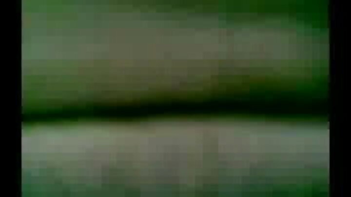 Mwanaume mweusi anamtongoza msichana mdogo akiwa amevaa tatoo