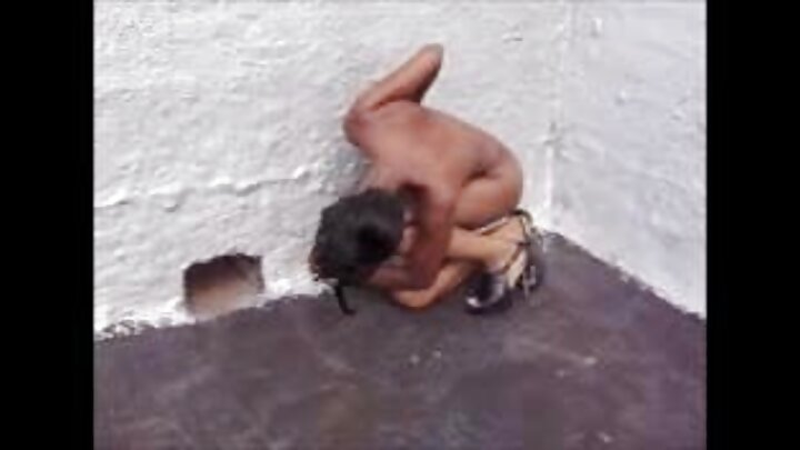 Picha za ngono za watu watatu ambapo mwanaume anamnaswa mke wake na binti yake wa kambo