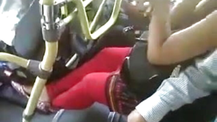 Mwanamke mwenye umbo la mviringo anamtongoza kijana mzito