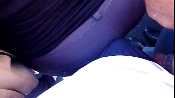 Mpenzi mtanashati akimtongoza kaka yake kwa uume mzito