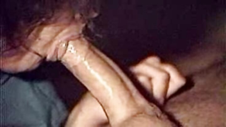 Belle Delphine na Mia Malkova wakiwa wamevaa ponografia kali na mwanamume