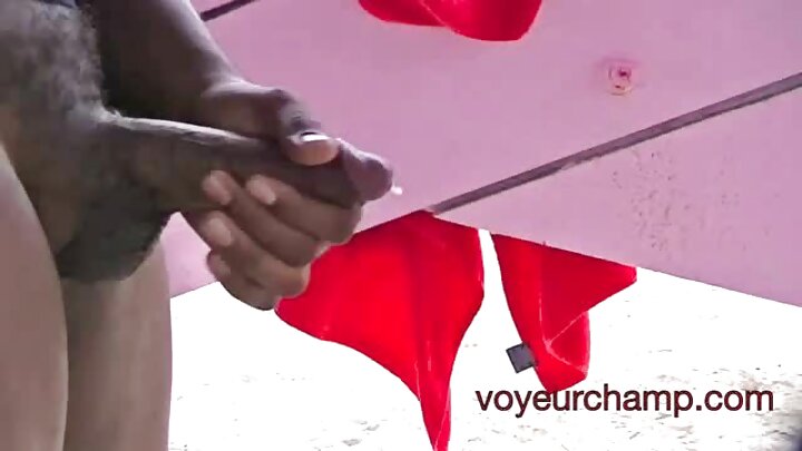 Ponografia ya nyumbani ambapo msichana analawiti akiwa na uke wake wenye manyoya