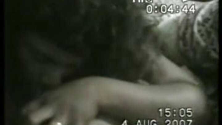 Mwanaume tajiri mwenye nywele za kimanjano anamtoa uume wake kwa dereva wa uume