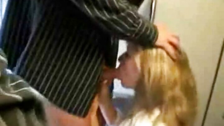 Ngono kali ambapo punda wa mwanamke mwenye nywele za blonde anatongozwa na majogoo wawili