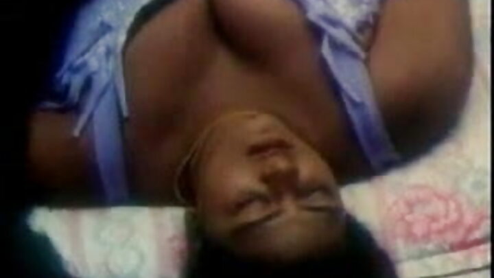 Jamaa mwenye uchu anamlawiti mwanamke mkomavu kando ya bwawa la kuogelea