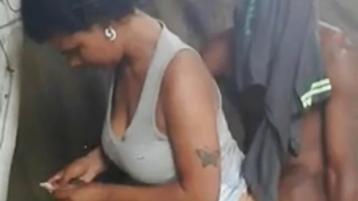Mwanamume anampiga dada wa Kirusi mwenye umbo la nymphomania kwa nguvu sana kwenye matako