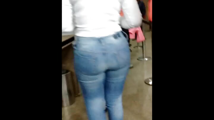 Mwanamke mtu mzima alimfunga msichana mdogo pingu kitandani na kumtongoza