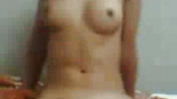 Mtu asiyetosheka ananaswa sana na majogoo wawili kwa wakati mmoja