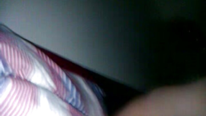 Slut Sweet Viki analamba kwenye punda na punda na mpenzi wake