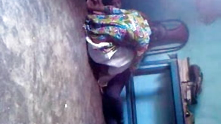 Msichana wa blonde wa Urusi akifanya mapenzi na wanaume wawili kwa wakati mmoja